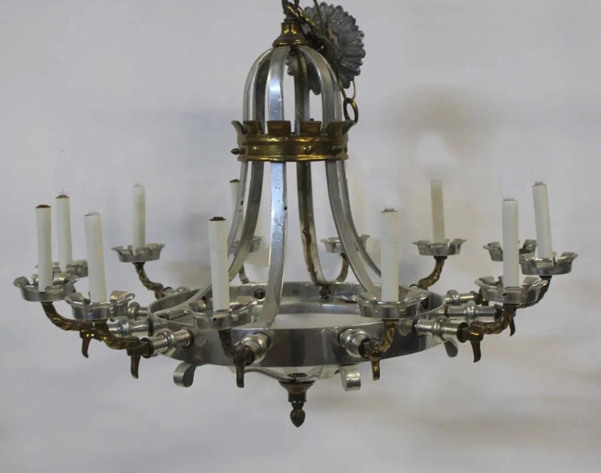 <b>12-Arm Chandelier</b><br>approx. 28 T x 33 diam. inches